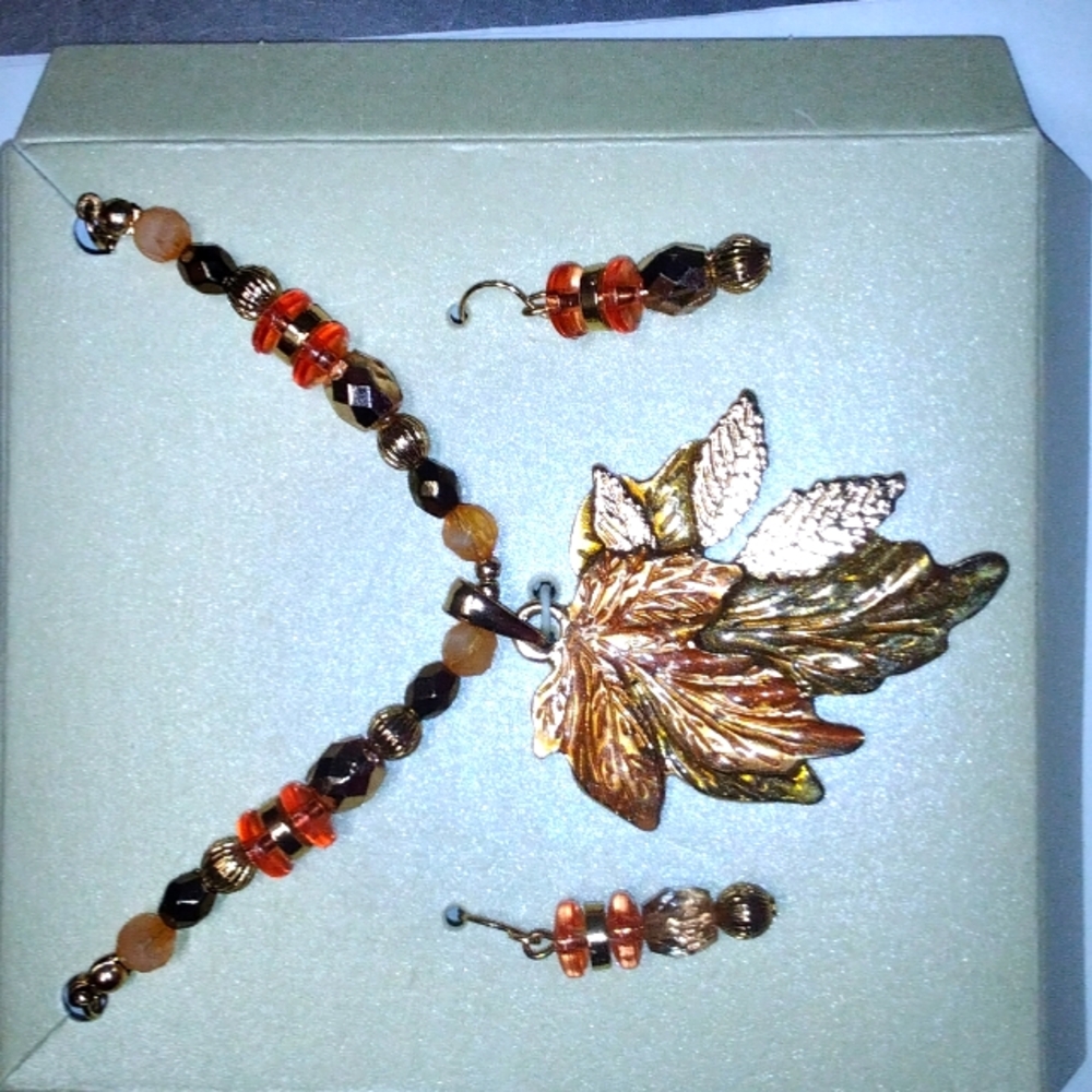 Beautiful Leaf Necklace & Earrings. Never Worn.